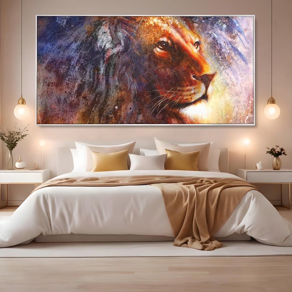 Tablou canvas cu tablou canvas cu leu in nuante cosmice, in rama de aluminiu argintiu, pe perete intr-un dormitor